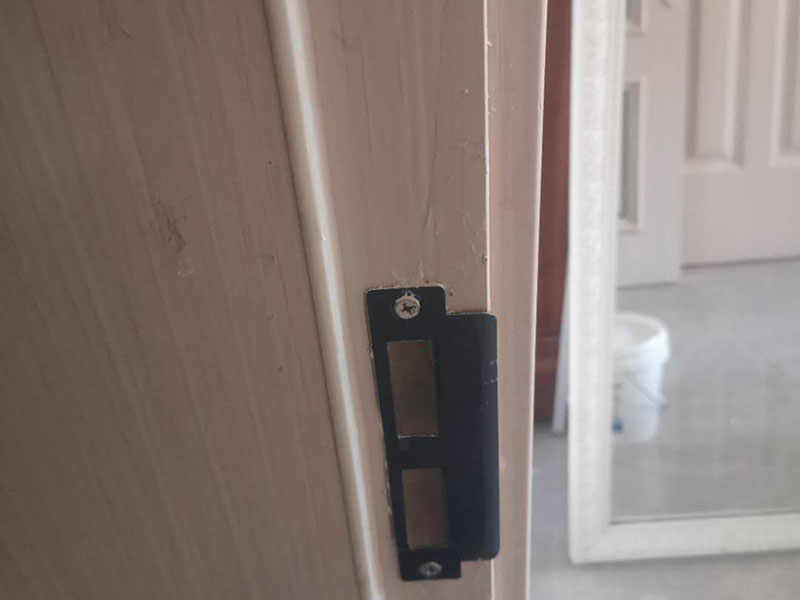 門鎖修復(fù)翻新：由于門扇自身重力原因，或門活頁原因，導(dǎo)致門扇下沉，出現(xiàn)鎖門或開門不順暢現(xiàn)象。這個(gè)時(shí)候往往是用鑰匙開門、鎖門非常吃力。此時(shí)，不要強(qiáng)行扭動鑰匙，以免掰斷鑰匙，增加麻煩。正確的解決辦法：應(yīng)先查看原因。如果是因活頁松動導(dǎo)致門扇下沉，應(yīng)將松動的活頁用螺絲固定緊即可。若是門框變形或其原因?qū)е虏豢苫謴?fù)的，可從門框入手，將鎖舌相應(yīng)擴(kuò)充，這樣，門鎖開關(guān)門就可以恢復(fù)正常流暢了。