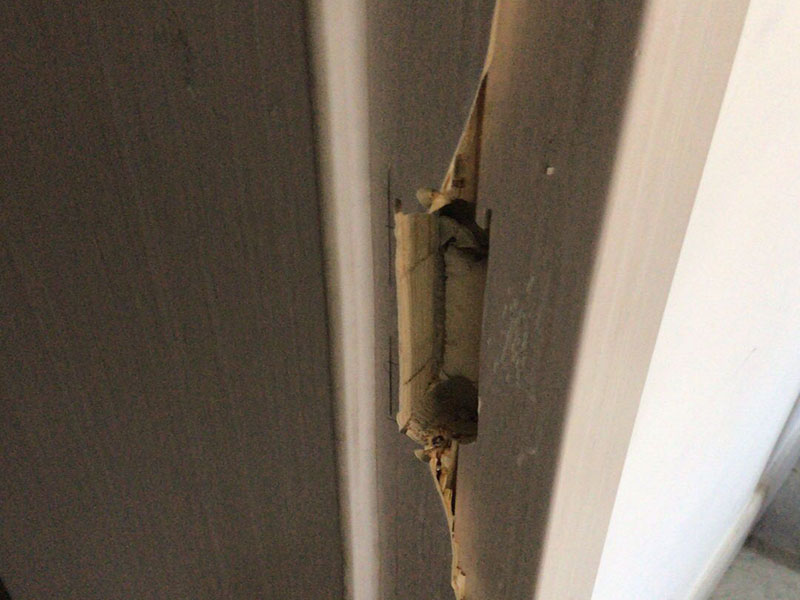 門鎖修復(fù)翻新：由于門扇自身重力原因，或門活頁原因，導(dǎo)致門扇下沉，出現(xiàn)鎖門或開門不順暢現(xiàn)象。這個(gè)時(shí)候往往是用鑰匙開門、鎖門非常吃力。此時(shí)，不要強(qiáng)行扭動鑰匙，以免掰斷鑰匙，增加麻煩。正確的解決辦法：應(yīng)先查看原因。如果是因活頁松動導(dǎo)致門扇下沉，應(yīng)將松動的活頁用螺絲固定緊即可。若是門框變形或其原因?qū)е虏豢苫謴?fù)的，可從門框入手，將鎖舌相應(yīng)擴(kuò)充，這樣，門鎖開關(guān)門就可以恢復(fù)正常流暢了。