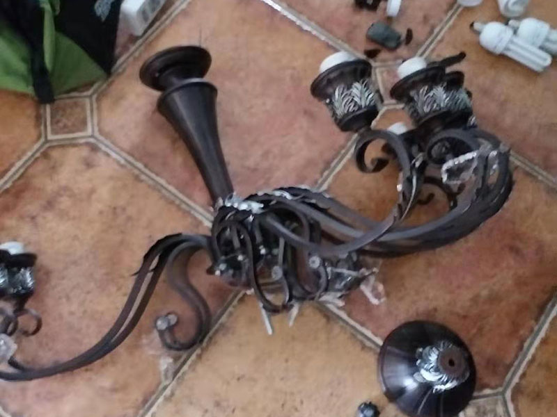 燈具修理安裝：吊燈安裝在混凝土頂面上時，可采用預埋件、穿透螺栓及脹管螺栓緊固。安裝時可視燈具的主題和重量來決定所采用脹管螺栓的規(guī)格，但最小不宜小于M6（毫米），多頭吊燈不宜小于M8（毫米），螺栓數(shù)量至少要少2枚。輕型自攻脹管螺絲不能采用。 吸頂燈有圓形、方形或矩形底座（底盤），底座大小不等。燈具底座可以用脹管螺栓緊固，也可以用木螺絲在預埋木磚上緊固。如果燈座底座直徑超過100毫米，必須用2枚螺釘。燈具底座安裝如果采用預埋螺栓、穿透螺栓，其螺栓直徑不得小于6毫米。燈具在底臺上固定可采用木螺絲，木螺絲的數(shù)量不應少于燈具給定的安裝孔數(shù)。