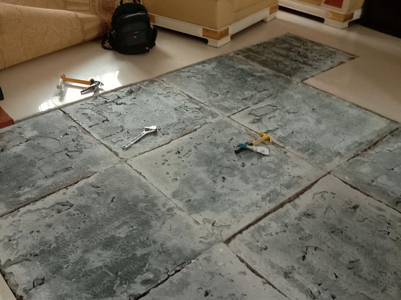 客餐廳地磚局部重貼：首先基層處理：將塵土、雜物徹底清掃干凈，不得有空鼓、開裂及起砂等缺陷。彈線：施工前在墻體四周彈出標(biāo)高控制線，在地面彈出十字線，以控制地磚分隔尺寸。預(yù)鋪：首先應(yīng)在圖紙設(shè)計要求的基礎(chǔ)上，對地磚的色彩、紋理、表面平整等進(jìn)行嚴(yán)格的挑選，然后按照圖紙要求預(yù)鋪。對于預(yù)鋪中可能出現(xiàn)的尺寸、色彩、紋理誤差等進(jìn)行調(diào)整、交換，直至達(dá)到最佳效果，按鋪貼順利堆放整齊備用。鋪貼：鋪設(shè)選用1：3干硬性水泥砂漿，砂漿厚度25mm左右。鋪貼前將地磚背面濕潤，需正面干燥為宜。把地磚按照要求放在水泥砂漿上，用橡皮錘輕敲地磚飾面直至密實平整達(dá)到要求。