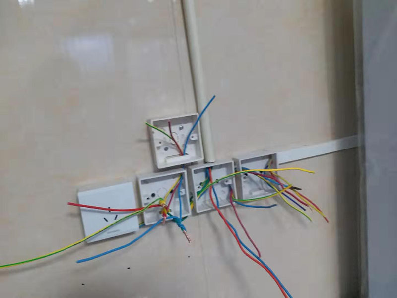 插座電路維修：將盒內(nèi)甩出的導(dǎo)線留出維修長度，然后削出線芯，注意不要碰傷線芯。將導(dǎo)線按順時針方向盤繞在開關(guān)或插座對應(yīng)的接線柱上，然后旋緊壓頭，要求線芯不得外露。火線接入開關(guān)2個孔中的一個A標(biāo)記，再從另一個孔中接出絕緣線接入下面的插座3個孔中的L孔內(nèi)接牢。零線直接接入插座3個孔中的N孔內(nèi)接牢。地線直接接入插座3個孔中的E孔內(nèi)接牢。若零線與地線錯接，使用電器時會出現(xiàn)跳閘現(xiàn)象。 最后將盒子內(nèi)甩出的導(dǎo)線由塑料臺的出線孔中穿出，再把塑料臺緊貼于墻面用螺絲固定在盒子上。固定好后，將導(dǎo)線按各自的位置從開關(guān)插座的線孔中穿出，按接線要求將導(dǎo)線壓牢。