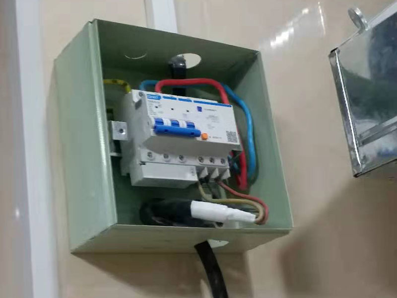 插座電路維修：將盒內(nèi)甩出的導(dǎo)線留出維修長度，然后削出線芯，注意不要碰傷線芯。將導(dǎo)線按順時針方向盤繞在開關(guān)或插座對應(yīng)的接線柱上，然后旋緊壓頭，要求線芯不得外露?；鹁€接入開關(guān)2個孔中的一個A標(biāo)記，再從另一個孔中接出絕緣線接入下面的插座3個孔中的L孔內(nèi)接牢。零線直接接入插座3個孔中的N孔內(nèi)接牢。地線直接接入插座3個孔中的E孔內(nèi)接牢。若零線與地線錯接，使用電器時會出現(xiàn)跳閘現(xiàn)象。 最后將盒子內(nèi)甩出的導(dǎo)線由塑料臺的出線孔中穿出，再把塑料臺緊貼于墻面用螺絲固定在盒子上。固定好后，將導(dǎo)線按各自的位置從開關(guān)插座的線孔中穿出，按接線要求將導(dǎo)線壓牢。