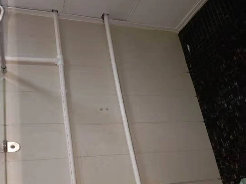 熱水器改造水電線路： 1、管子走線一定要合理,盡量避免曲折。 2、安全閥和計量表盤安裝到寬敞、通風且易于作的地方。 3、氣管走線不要走陰暗、潮濕等容易產(chǎn)生腐蝕性物質(zhì)的地方,避免管子被腐蝕后漏氣;盡量走通風的地方,避免漏氣后可能造成嚴重后果。 4、用水點與熱水器之間的管子長度盡量短一點,這樣在需要用熱水的時候,可以更快的放到熱水,同時也可以減小浪費。 5、除了廚房、衛(wèi)生間、洗衣間的用水,如果需要,盡量考慮今后是否會養(yǎng)花、養(yǎng)魚等,提前預留出水位置,以免以后改造麻煩。