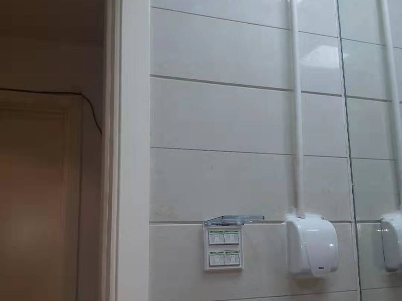 熱水器改造水電線路： 1、管子走線一定要合理,盡量避免曲折。 2、安全閥和計量表盤安裝到寬敞、通風且易于作的地方。 3、氣管走線不要走陰暗、潮濕等容易產(chǎn)生腐蝕性物質(zhì)的地方,避免管子被腐蝕后漏氣;盡量走通風的地方,避免漏氣后可能造成嚴重后果。 4、用水點與熱水器之間的管子長度盡量短一點,這樣在需要用熱水的時候,可以更快的放到熱水,同時也可以減小浪費。 5、除了廚房、衛(wèi)生間、洗衣間的用水,如果需要,盡量考慮今后是否會養(yǎng)花、養(yǎng)魚等,提前預留出水位置,以免以后改造麻煩。