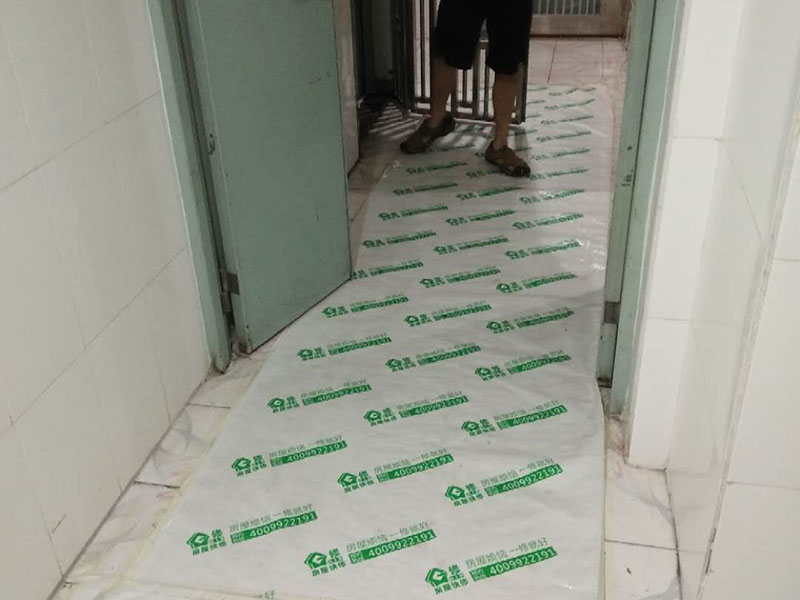 地面保護建渣處理：一、入戶門的保護 各種裝修物料的進場以及各種建筑裝修的清理，都會經過入戶門，這些物品在搬運的過程中，與入戶門發(fā)生磕碰、摩擦的機率大大增加，第一個需要做好成品保護的地方就是我們的入戶門。 二、水電改造時的保護 1、電路改造的時候，能開槽的地方盡量開槽。 2、不能開槽的地方一定要做好固定和保護。 3、下水管要封好 。4、對裸露的線頭盡量進行包裹。  三、瓷磚、地板的鋪貼保護 瓷磚、地板的鋪裝，也屬于基礎裝修的部分，經常發(fā)現(xiàn)瓷磚施工時和施工后都沒有做成品保護工作。 
