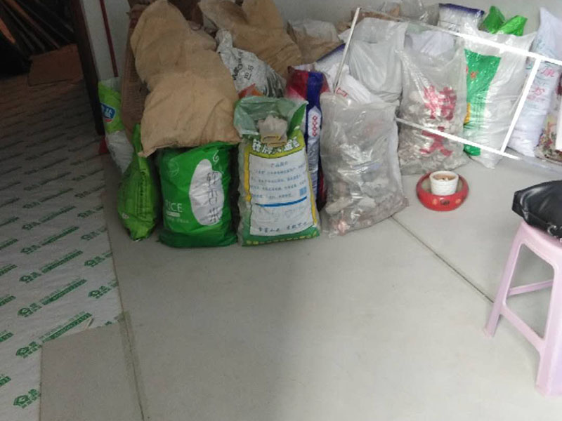 地面保護建渣處理：一、入戶門的保護 各種裝修物料的進場以及各種建筑裝修的清理，都會經過入戶門，這些物品在搬運的過程中，與入戶門發(fā)生磕碰、摩擦的機率大大增加，第一個需要做好成品保護的地方就是我們的入戶門。 二、水電改造時的保護 1、電路改造的時候，能開槽的地方盡量開槽。 2、不能開槽的地方一定要做好固定和保護。 3、下水管要封好 。4、對裸露的線頭盡量進行包裹。  三、瓷磚、地板的鋪貼保護 瓷磚、地板的鋪裝，也屬于基礎裝修的部分，經常發(fā)現(xiàn)瓷磚施工時和施工后都沒有做成品保護工作。 