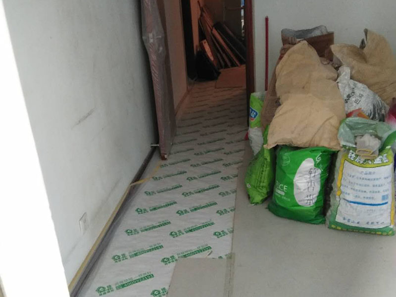 地面保護建渣處理：一、入戶門的保護 各種裝修物料的進場以及各種建筑裝修的清理，都會經過入戶門，這些物品在搬運的過程中，與入戶門發(fā)生磕碰、摩擦的機率大大增加，第一個需要做好成品保護的地方就是我們的入戶門。 二、水電改造時的保護 1、電路改造的時候，能開槽的地方盡量開槽。 2、不能開槽的地方一定要做好固定和保護。 3、下水管要封好 。4、對裸露的線頭盡量進行包裹。  三、瓷磚、地板的鋪貼保護 瓷磚、地板的鋪裝，也屬于基礎裝修的部分，經常發(fā)現(xiàn)瓷磚施工時和施工后都沒有做成品保護工作。 