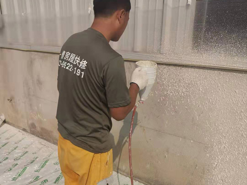 外墻墻裙噴刷涂料：建筑外墻刷涂料，取決于建筑物的2113外墻結(jié)構(gòu)。如果是混凝土5261外墻，又較平整，是可以干凈后，直接刷涂料的。如果是框架結(jié)構(gòu)，是采用加氣混凝土塊或空心4102磚等砌的填充墻，就不可以直接刷涂料。1653必須抹灰后，才可以刷涂料。又如外墻帶保溫層的，也內(nèi)必須做保溫砂漿抹面后，才可以刷涂料。對(duì)于清水磚外墻面，也有直接容刷涂料的。但較少使用。