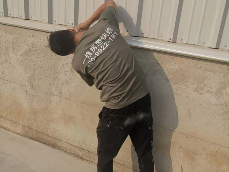 外墻墻裙噴刷涂料：建筑外墻刷涂料，取決于建筑物的2113外墻結(jié)構(gòu)。如果是混凝土5261外墻，又較平整，是可以干凈后，直接刷涂料的。如果是框架結(jié)構(gòu)，是采用加氣混凝土塊或空心4102磚等砌的填充墻，就不可以直接刷涂料。1653必須抹灰后，才可以刷涂料。又如外墻帶保溫層的，也內(nèi)必須做保溫砂漿抹面后，才可以刷涂料。對(duì)于清水磚外墻面，也有直接容刷涂料的。但較少使用。