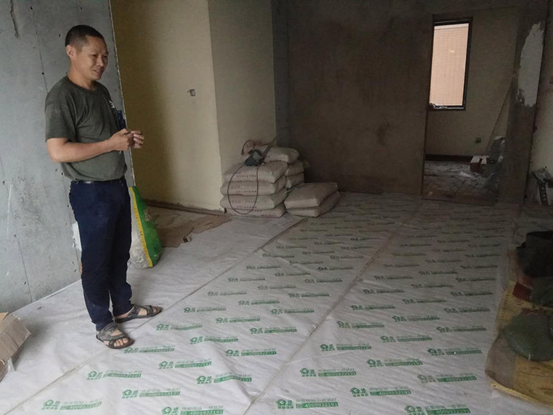 衛(wèi)生間防水及客廳地面保護(hù)：刷第一遍防水涂料。施工前確保工地干凈、干燥，防水涂料要涂滿，無遺漏，與基層結(jié)合牢固，無裂紋，無氣泡，無脫落現(xiàn)象。涂刷高度一致，厚度要達(dá)到產(chǎn)品規(guī)定要求。刷第二遍防水涂料。注意、第二遍防水涂料間需要有一定時間間隔，待遍涂料干透后才能進(jìn)行第二遍，具體時間視涂料而定。間隔時間太短，防水的效果會大打折扣。鋪保護(hù)層。為防止之后的施工破壞防水層，需在防水涂料表面鋪上保護(hù)層。保護(hù)層要完全覆蓋防水層，無遺漏，與基層結(jié)合牢固，無裂紋，無氣泡，無脫落現(xiàn)象。閉水試驗(yàn)。閉水試驗(yàn)時，地面點(diǎn)的水線不能低于2厘米，保存至少24小時，觀察無滲漏現(xiàn)象后方算合格。如有滲漏，需重做，切莫不能疏忽大意。