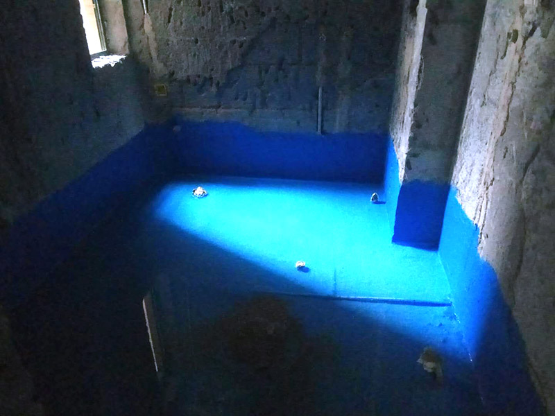 衛(wèi)生間防水及客廳地面保護(hù)：刷第一遍防水涂料。施工前確保工地干凈、干燥，防水涂料要涂滿，無遺漏，與基層結(jié)合牢固，無裂紋，無氣泡，無脫落現(xiàn)象。涂刷高度一致，厚度要達(dá)到產(chǎn)品規(guī)定要求。刷第二遍防水涂料。注意、第二遍防水涂料間需要有一定時間間隔，待遍涂料干透后才能進(jìn)行第二遍，具體時間視涂料而定。間隔時間太短，防水的效果會大打折扣。鋪保護(hù)層。為防止之后的施工破壞防水層，需在防水涂料表面鋪上保護(hù)層。保護(hù)層要完全覆蓋防水層，無遺漏，與基層結(jié)合牢固，無裂紋，無氣泡，無脫落現(xiàn)象。閉水試驗(yàn)。閉水試驗(yàn)時，地面點(diǎn)的水線不能低于2厘米，保存至少24小時，觀察無滲漏現(xiàn)象后方算合格。如有滲漏，需重做，切莫不能疏忽大意。