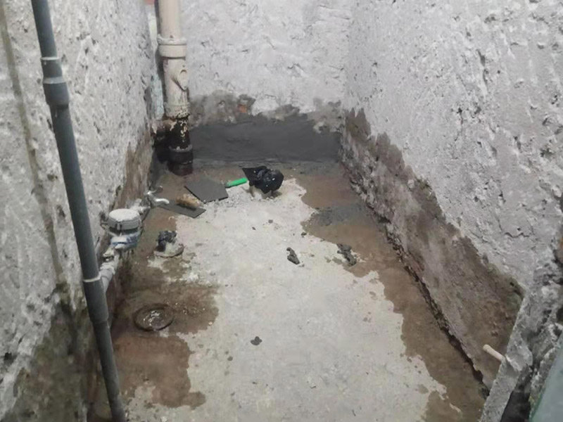 廁所防水找平：在進行防水處理之前，一定先找平地面。找平層施工方法：基面有空隙、裂縫、不平等缺陷的，用水泥砂漿修補抹平。使基面必須堅固、平整、干凈、無灰塵、油膩、蠟、脫模劑等以及其他碎屑物質(zhì)。找平層干燥后方可進行防水層施工，施工期間應(yīng)防火、防水。防水層完成后，要進行成品保護，不得上人走動。