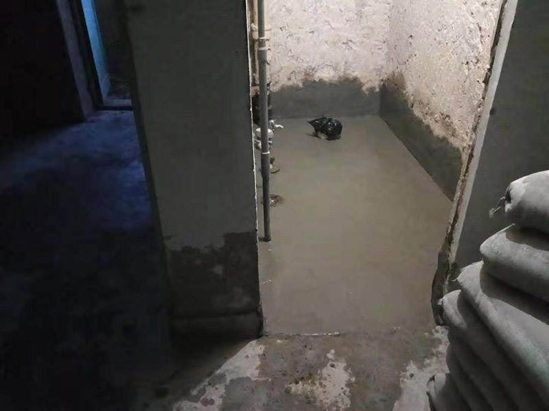 廁所防水找平：在進行防水處理之前，一定先找平地面。找平層施工方法：基面有空隙、裂縫、不平等缺陷的，用水泥砂漿修補抹平。使基面必須堅固、平整、干凈、無灰塵、油膩、蠟、脫模劑等以及其他碎屑物質(zhì)。找平層干燥后方可進行防水層施工，施工期間應(yīng)防火、防水。防水層完成后，要進行成品保護，不得上人走動。