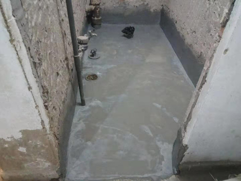 廁所防水找平：在進行防水處理之前，一定先找平地面。找平層施工方法：基面有空隙、裂縫、不平等缺陷的，用水泥砂漿修補抹平。使基面必須堅固、平整、干凈、無灰塵、油膩、蠟、脫模劑等以及其他碎屑物質(zhì)。找平層干燥后方可進行防水層施工，施工期間應(yīng)防火、防水。防水層完成后，要進行成品保護，不得上人走動。