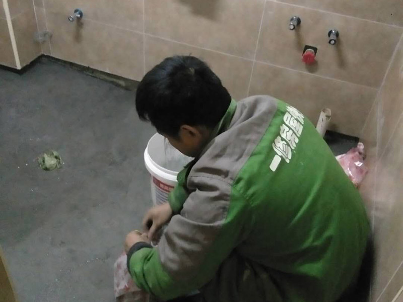 衛(wèi)生間做二次防水：首先，要用水泥砂漿將地面做平(特別是重新做裝修的房子)，然后再做防水處理。這樣可以避免防水涂料因薄厚不均或刺穿防水卷材而造成滲漏。墻體與地面之間的接縫以及上下水管道與地面的接縫處，是容易出現(xiàn)問(wèn)題的地方。所以這些部位一定要格外注意，處理一定要細(xì)致，不能有絲毫的馬虎。為了達(dá)到較好的防水效果，一般衛(wèi)生間的墻面上也要做大約750px高的防水處理，防止積水洇透墻面。與浴缸相鄰的墻面，防水處理的高度也要比浴缸上沿高出一些，淋浴要達(dá)到4500px的高度。防水施工完畢后，要將衛(wèi)生間的所有下水道堵住，進(jìn)行注水試驗(yàn)。24小時(shí)后檢查，若衛(wèi)生間的四周墻面和地面沒(méi)有滲漏現(xiàn)象說(shuō)明衛(wèi)生間防水質(zhì)量很好。反之，要找出漏點(diǎn)，進(jìn)行維修。