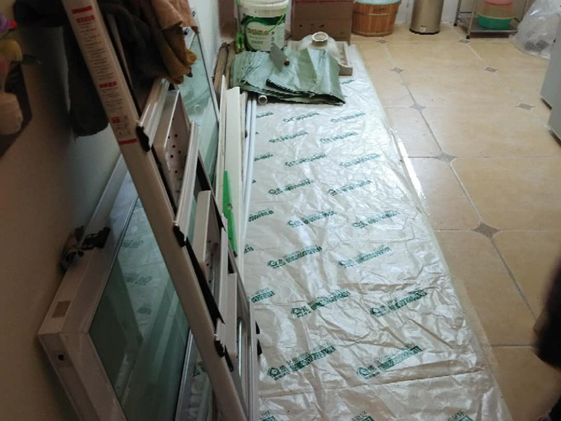 衛(wèi)生間做二次防水：首先，要用水泥砂漿將地面做平(特別是重新做裝修的房子)，然后再做防水處理。這樣可以避免防水涂料因薄厚不均或刺穿防水卷材而造成滲漏。墻體與地面之間的接縫以及上下水管道與地面的接縫處，是容易出現(xiàn)問(wèn)題的地方。所以這些部位一定要格外注意，處理一定要細(xì)致，不能有絲毫的馬虎。為了達(dá)到較好的防水效果，一般衛(wèi)生間的墻面上也要做大約750px高的防水處理，防止積水洇透墻面。與浴缸相鄰的墻面，防水處理的高度也要比浴缸上沿高出一些，淋浴要達(dá)到4500px的高度。防水施工完畢后，要將衛(wèi)生間的所有下水道堵住，進(jìn)行注水試驗(yàn)。24小時(shí)后檢查，若衛(wèi)生間的四周墻面和地面沒(méi)有滲漏現(xiàn)象說(shuō)明衛(wèi)生間防水質(zhì)量很好。反之，要找出漏點(diǎn)，進(jìn)行維修。