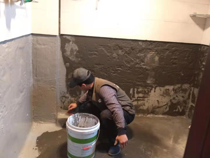 墻面刷防水維修：在涂刷防水涂層之前，先要清理墻面和地面。同時，要用連接的氣泵皮管吹盡陰角處的浮層；首先要量出防水層的高度并劃出基準線；刷防水涂料時要先刷基準線以下位置，并在墻面和地面連接陰角處刷成八字，上下交叉，交接處接應有200mm，不得有漏刷情況出現(xiàn)。 墻角涂刷完成后，沿基準線涂刷墻體：第一遍涂刷墻面時，應上下縱向涂刷，第二遍涂刷墻體，應左右橫向涂刷。 地面防水涂料的涂刷應該從房間里側(cè)向門口涂刷，地面水管接口處尤其要仔細涂刷，不能有任何遺漏。