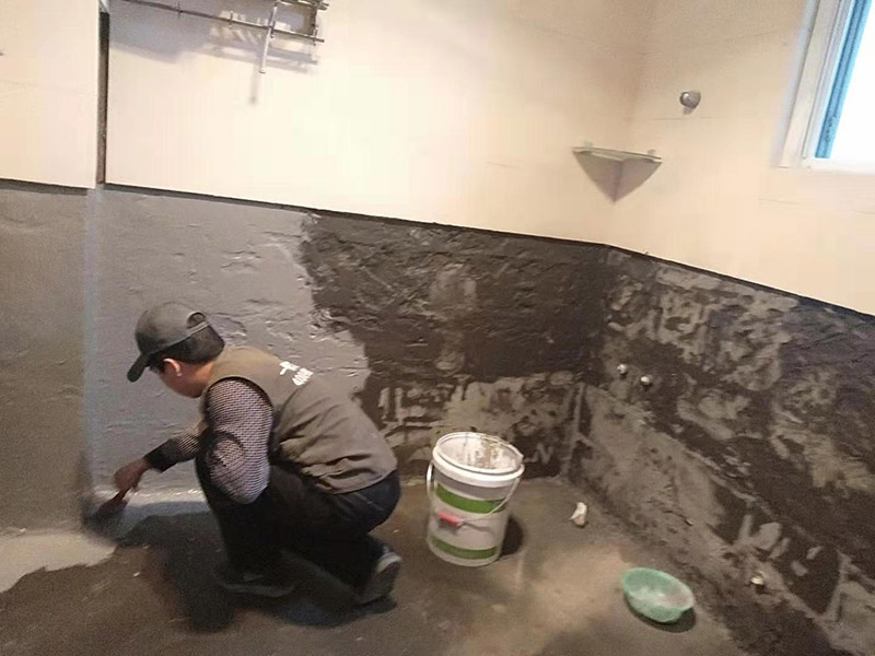 墻面刷防水維修：在涂刷防水涂層之前，先要清理墻面和地面。同時，要用連接的氣泵皮管吹盡陰角處的浮層；首先要量出防水層的高度并劃出基準線；刷防水涂料時要先刷基準線以下位置，并在墻面和地面連接陰角處刷成八字，上下交叉，交接處接應有200mm，不得有漏刷情況出現(xiàn)。 墻角涂刷完成后，沿基準線涂刷墻體：第一遍涂刷墻面時，應上下縱向涂刷，第二遍涂刷墻體，應左右橫向涂刷。 地面防水涂料的涂刷應該從房間里側(cè)向門口涂刷，地面水管接口處尤其要仔細涂刷，不能有任何遺漏。