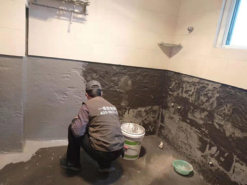 墻面刷防水維修：在涂刷防水涂層之前，先要清理墻面和地面。同時，要用連接的氣泵皮管吹盡陰角處的浮層；首先要量出防水層的高度并劃出基準線；刷防水涂料時要先刷基準線以下位置，并在墻面和地面連接陰角處刷成八字，上下交叉，交接處接應有200mm，不得有漏刷情況出現(xiàn)。 墻角涂刷完成后，沿基準線涂刷墻體：第一遍涂刷墻面時，應上下縱向涂刷，第二遍涂刷墻體，應左右橫向涂刷。 地面防水涂料的涂刷應該從房間里側(cè)向門口涂刷，地面水管接口處尤其要仔細涂刷，不能有任何遺漏。