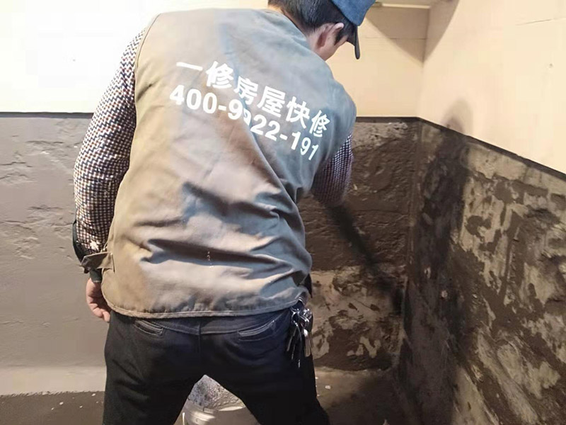 墻面刷防水維修：在涂刷防水涂層之前，先要清理墻面和地面。同時，要用連接的氣泵皮管吹盡陰角處的浮層；首先要量出防水層的高度并劃出基準線；刷防水涂料時要先刷基準線以下位置，并在墻面和地面連接陰角處刷成八字，上下交叉，交接處接應有200mm，不得有漏刷情況出現(xiàn)。 墻角涂刷完成后，沿基準線涂刷墻體：第一遍涂刷墻面時，應上下縱向涂刷，第二遍涂刷墻體，應左右橫向涂刷。 地面防水涂料的涂刷應該從房間里側(cè)向門口涂刷，地面水管接口處尤其要仔細涂刷，不能有任何遺漏。