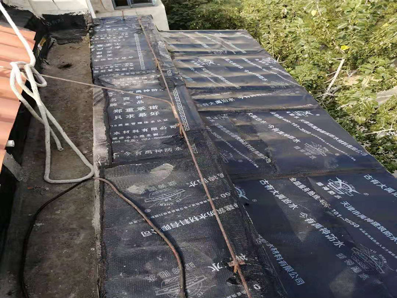 陽臺防水維修：先打開防水涂料把一定量粉料倒入容器，并同時用攪拌鉆攪拌，充分攪拌至無沉淀的乳膠狀沒有發(fā)現(xiàn)生粉團。拌勻后放了15分鐘左右后，再攪拌一下然后開始施工。在操作過程中有時要攪拌下漿料、怕會沉淀。陽臺需要在做完防水層之后做一層防水砂漿作為保護層,這樣可以保護防水層不被破壞!然后再用水泥增加一定厚度,貼瓷磚（注意這期間可以增加一道保溫層,這樣上下都可以做一層防水!）