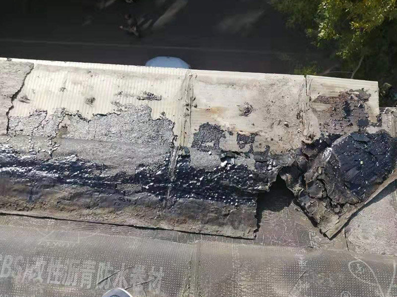 陽臺防水維修：先打開防水涂料把一定量粉料倒入容器，并同時用攪拌鉆攪拌，充分攪拌至無沉淀的乳膠狀沒有發(fā)現(xiàn)生粉團。拌勻后放了15分鐘左右后，再攪拌一下然后開始施工。在操作過程中有時要攪拌下漿料、怕會沉淀。陽臺需要在做完防水層之后做一層防水砂漿作為保護層,這樣可以保護防水層不被破壞!然后再用水泥增加一定厚度,貼瓷磚（注意這期間可以增加一道保溫層,這樣上下都可以做一層防水!）