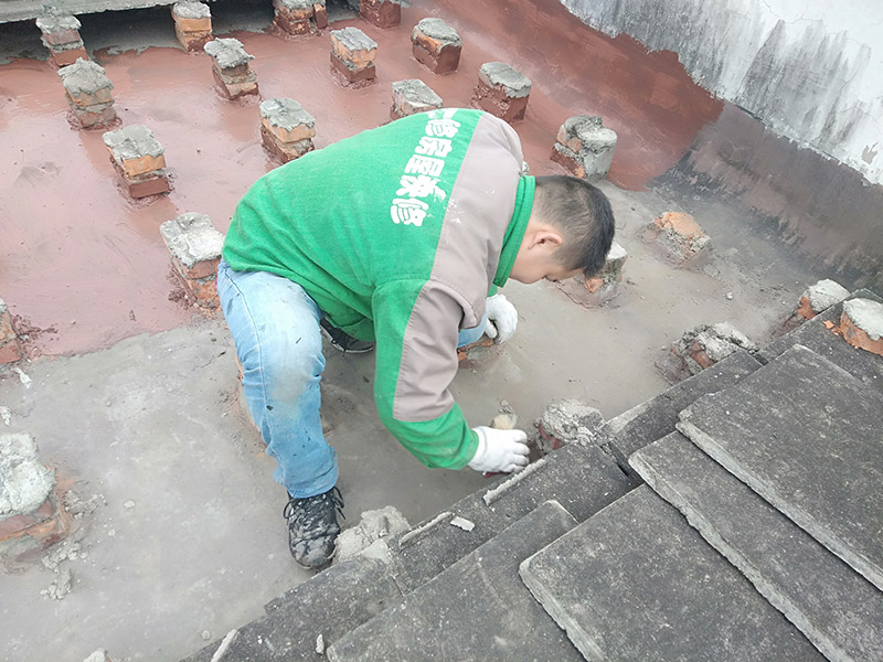 屋面防水施工：涂膜防水層依附于基層，基層質(zhì)量好壞，直接影響防水涂膜的質(zhì)量。因而在涂膜施工前，應(yīng)對基層進行認真的檢查和必要的處理，使之達到涂膜施工的要求。涂料的涂布應(yīng)采取&ldquo;先高后低、先遠后近、先立面后平面&rdquo;的施工順序。同一屋面上先涂布排水比較集中的水落口、天溝、檐口等節(jié)點部位，再進行大面積的涂布。用滾刷或毛刷均勻地涂刷多遍，直到達到規(guī)定的涂膜厚度要求，不得漏底，待涂層干固后，才能進行下一道工序。當(dāng)多遍涂布時，每遍涂刷方向應(yīng)與上一遍方向相垂直。