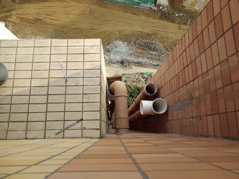 外墻管道漏水維修：首先需要去盡快解決的就是排水的問題，從這里就是要及時(shí)的去維修。一般排水管出現(xiàn)漏水的時(shí)候，都是比較的難以去檢修的，如果是在外側(cè)還好，如果是墻壁里面的話，那么還是需要去避免的。 1、找滲水的部位，鑿開外墻滲水區(qū)域，進(jìn)行檢測，找到滲水的根本原因，然后進(jìn)行處理。 2、如果是飄窗板上面滲水。這個(gè)時(shí)候就可以采用注漿法進(jìn)行修復(fù)，也可以用相同的墻體來好好修復(fù)。3、里面修復(fù)好后，外墻也需要修復(fù)，主要是用涂料修復(fù)，用防水膩?zhàn)铀?次后，然后按照其他的裝修工藝進(jìn)行施工。 4、仔細(xì)的找到墻體上門的空頭縫，墻體上門的孔洞，一一將它們進(jìn)行清除、填補(bǔ)。