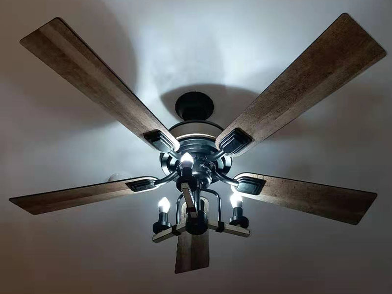 吊扇燈安裝：首先要使電路斷電，請拆下相應(yīng)的保險絲或使相應(yīng)斷路器跳閘。另外，您也可以操作總開關(guān)以切斷家里的總電源。從天花板上拆下原來的燈具。大多數(shù)燈具都使用螺栓或螺釘固定在天花板上，拆下蓋板后可斷開連接。在大多數(shù)家庭中，電路中有兩根線，燈具中有三根線。將黑線和黑線相連、白線和白線相連，然后將剩余的接地線(裸線或綠線)連接到金屬接線盒中或制造商建議的其他位置。使用接線螺母進(jìn)行連接，并在連接后檢查是否牢固。