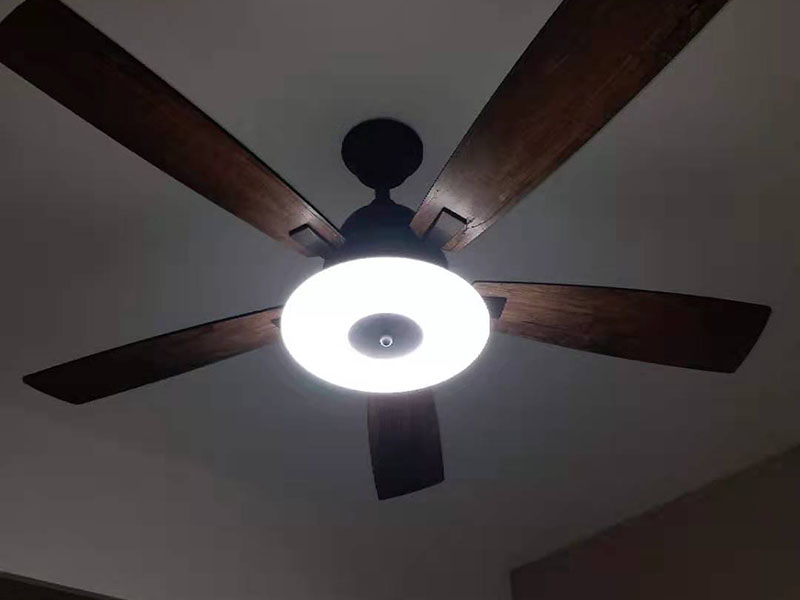 吊扇燈安裝：首先要使電路斷電，請拆下相應(yīng)的保險絲或使相應(yīng)斷路器跳閘。另外，您也可以操作總開關(guān)以切斷家里的總電源。從天花板上拆下原來的燈具。大多數(shù)燈具都使用螺栓或螺釘固定在天花板上，拆下蓋板后可斷開連接。在大多數(shù)家庭中，電路中有兩根線，燈具中有三根線。將黑線和黑線相連、白線和白線相連，然后將剩余的接地線(裸線或綠線)連接到金屬接線盒中或制造商建議的其他位置。使用接線螺母進(jìn)行連接，并在連接后檢查是否牢固。