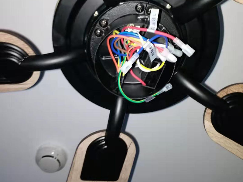 吊扇燈安裝：首先要使電路斷電，請拆下相應(yīng)的保險絲或使相應(yīng)斷路器跳閘。另外，您也可以操作總開關(guān)以切斷家里的總電源。從天花板上拆下原來的燈具。大多數(shù)燈具都使用螺栓或螺釘固定在天花板上，拆下蓋板后可斷開連接。在大多數(shù)家庭中，電路中有兩根線，燈具中有三根線。將黑線和黑線相連、白線和白線相連，然后將剩余的接地線(裸線或綠線)連接到金屬接線盒中或制造商建議的其他位置。使用接線螺母進(jìn)行連接，并在連接后檢查是否牢固。