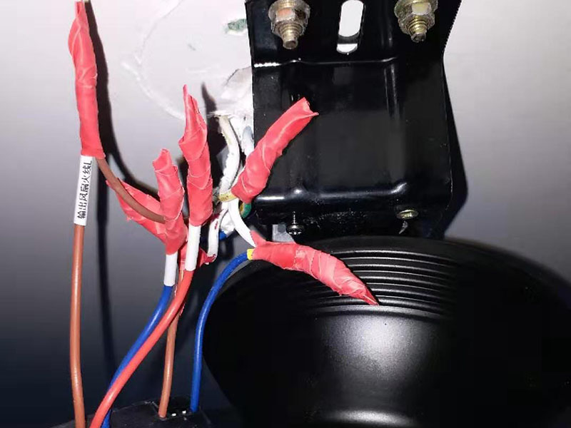 吊扇燈安裝：首先要使電路斷電，請拆下相應(yīng)的保險絲或使相應(yīng)斷路器跳閘。另外，您也可以操作總開關(guān)以切斷家里的總電源。從天花板上拆下原來的燈具。大多數(shù)燈具都使用螺栓或螺釘固定在天花板上，拆下蓋板后可斷開連接。在大多數(shù)家庭中，電路中有兩根線，燈具中有三根線。將黑線和黑線相連、白線和白線相連，然后將剩余的接地線(裸線或綠線)連接到金屬接線盒中或制造商建議的其他位置。使用接線螺母進(jìn)行連接，并在連接后檢查是否牢固。