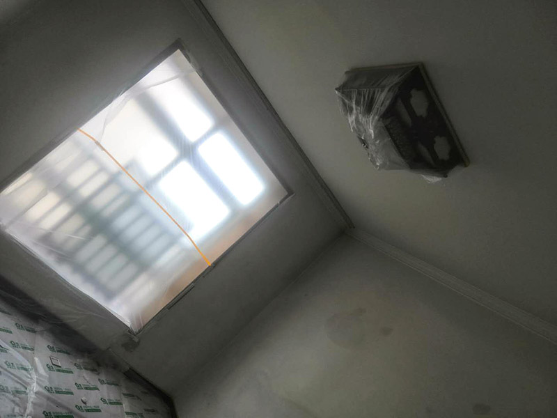 墻面乳膠漆翻新：如果原墻是乳膠漆，且基礎(chǔ)強(qiáng)度較好，經(jīng)簡(jiǎn)單打毛修補(bǔ)后可以直接刷漆，但要注意不要破壞原墻漆膜的完整性，也不要用比原墻乳膠漆附著力好太多的乳膠漆，否則容易起皮脫落；如果原墻是刮瓷，則必須產(chǎn)掉重做，其實(shí)在這方面只要掌握一個(gè)原則，即同等性質(zhì)才能翻新，否則就必須重來。 如果原墻面的漆已經(jīng)不好了的話，再刷上乳膠漆會(huì)把以前的乳膠漆泡下來，可以選鮮呼吸SBS強(qiáng)力膠、鮮呼吸卓越型白膠，再刮一遍膩?zhàn)哟蚰ズ笤偎⑷槟z漆。另外，如果經(jīng)濟(jì)條件允許，而你對(duì)原墻質(zhì)量又不滿意的話，建議最好重做。因?yàn)閴γ娴奶幚硎钦麄€(gè)裝修過程中最骯臟的部分，千萬不要圖省事，否則以后會(huì)很麻煩。