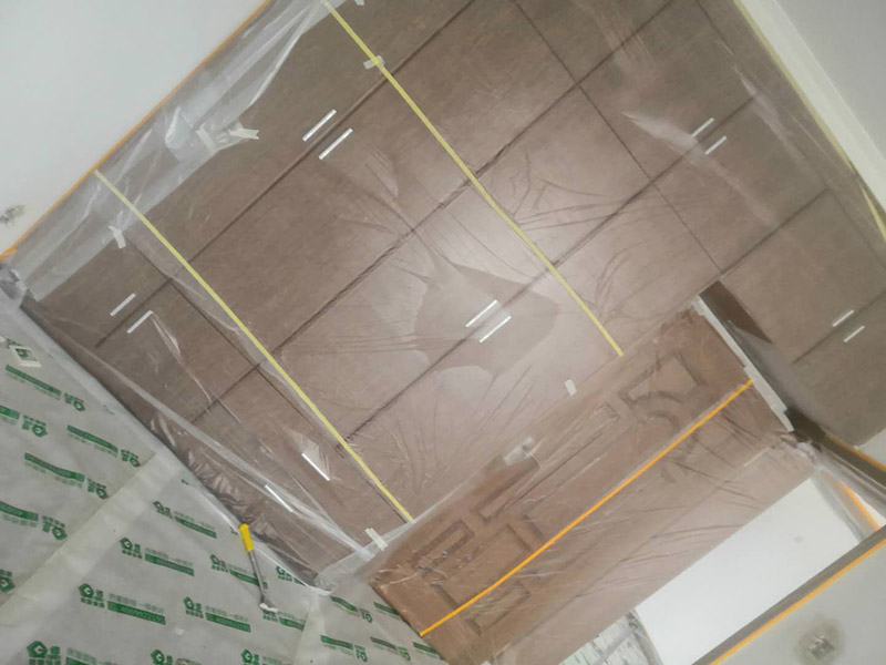 墻面乳膠漆翻新：如果原墻是乳膠漆，且基礎(chǔ)強(qiáng)度較好，經(jīng)簡(jiǎn)單打毛修補(bǔ)后可以直接刷漆，但要注意不要破壞原墻漆膜的完整性，也不要用比原墻乳膠漆附著力好太多的乳膠漆，否則容易起皮脫落；如果原墻是刮瓷，則必須產(chǎn)掉重做，其實(shí)在這方面只要掌握一個(gè)原則，即同等性質(zhì)才能翻新，否則就必須重來。 如果原墻面的漆已經(jīng)不好了的話，再刷上乳膠漆會(huì)把以前的乳膠漆泡下來，可以選鮮呼吸SBS強(qiáng)力膠、鮮呼吸卓越型白膠，再刮一遍膩?zhàn)哟蚰ズ笤偎⑷槟z漆。另外，如果經(jīng)濟(jì)條件允許，而你對(duì)原墻質(zhì)量又不滿意的話，建議最好重做。因?yàn)閴γ娴奶幚硎钦麄€(gè)裝修過程中最骯臟的部分，千萬不要圖省事，否則以后會(huì)很麻煩。