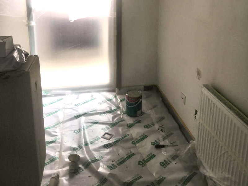 墻面乳膠漆翻新：如果原墻是乳膠漆，且基礎(chǔ)強(qiáng)度較好，經(jīng)簡(jiǎn)單打毛修補(bǔ)后可以直接刷漆，但要注意不要破壞原墻漆膜的完整性，也不要用比原墻乳膠漆附著力好太多的乳膠漆，否則容易起皮脫落；如果原墻是刮瓷，則必須產(chǎn)掉重做，其實(shí)在這方面只要掌握一個(gè)原則，即同等性質(zhì)才能翻新，否則就必須重來。 如果原墻面的漆已經(jīng)不好了的話，再刷上乳膠漆會(huì)把以前的乳膠漆泡下來，可以選鮮呼吸SBS強(qiáng)力膠、鮮呼吸卓越型白膠，再刮一遍膩?zhàn)哟蚰ズ笤偎⑷槟z漆。另外，如果經(jīng)濟(jì)條件允許，而你對(duì)原墻質(zhì)量又不滿意的話，建議最好重做。因?yàn)閴γ娴奶幚硎钦麄€(gè)裝修過程中最骯臟的部分，千萬不要圖省事，否則以后會(huì)很麻煩。