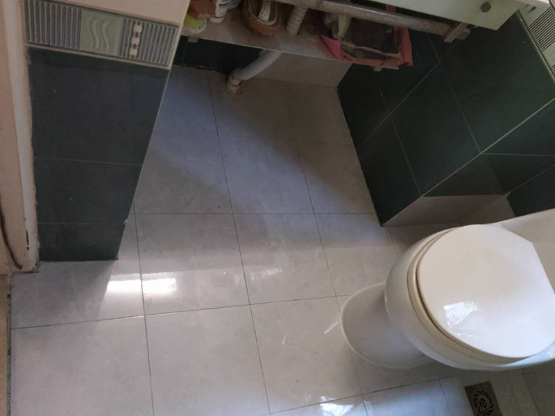 衛(wèi)生間局部裝修：我們要做好衛(wèi)生間的防水工程，一般來說，它的地面防水是需要做兩遍，其防水層要高出地面大概250mm左右。然后我們在做好保護層，處理好地面防水之后，衛(wèi)生間的墻面也需要做好相應的防水工程。需要注意的是衛(wèi)生間的墻面防水層最好做到頂，防水工程做好之后，一定不要忘了做24小時閉水試驗。