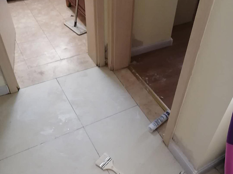 浴室外墻修補(bǔ)：衛(wèi)生間外墻墻皮脫落bai也很正常，主要是因?yàn)樾l(wèi)du生間長(zhǎng)期潮濕，容易變得zhi墻皮dao起泡脫落，如何處理呢？如果想要省心請(qǐng)直接叫專業(yè)的施工隊(duì)伍來(lái)干，如果自己處理的話也比較麻煩，首先要鏟除掉外皮，然后再打磨，然后繼續(xù)施工防水漆，要多刷幾層。刷漆以前注意掌握基底的干濕程度。