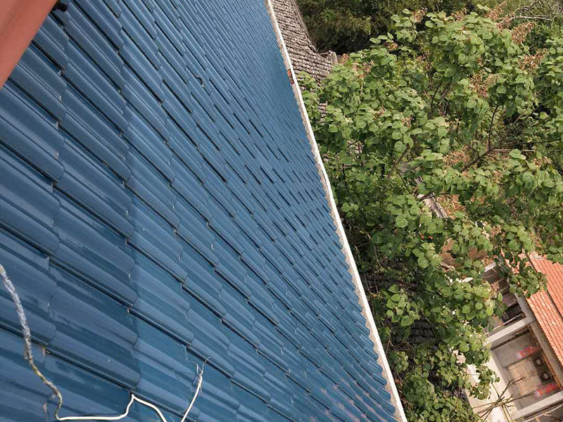 屋檐漏水維修：如果屋頂以前沒有做過防水，是新的水泥樓頂，那最好全面的做一次整體防水。選擇質(zhì)量較好的聚酯防水涂料或者聚酯防水卷材。如果以前做過防水，且時(shí)間較久，那么可能防水層已經(jīng)基本失去作用了，只能重新再做一遍。 先清理基面、找平層至混凝土結(jié)構(gòu)層（注意事項(xiàng)一定要打到原混凝土結(jié)構(gòu)層）。用吹風(fēng)機(jī)、掃把清理雜物，基面充分濕潤。然后填平裂縫、封閉裂縫、并且用砂漿找平。 接下來就是用聚酯防水涂刷，涂覆要盡量均勻，不能局部沉積，各層之間的時(shí)間間隔以前一層涂膜干固不粘手為準(zhǔn)?；嬉笃秸?、牢固、干凈、無明水、無滲漏、凹凸不平及裂縫處須 先找平，陰陽角應(yīng)做成圓弧角，注意不要有空鼓的現(xiàn)象。