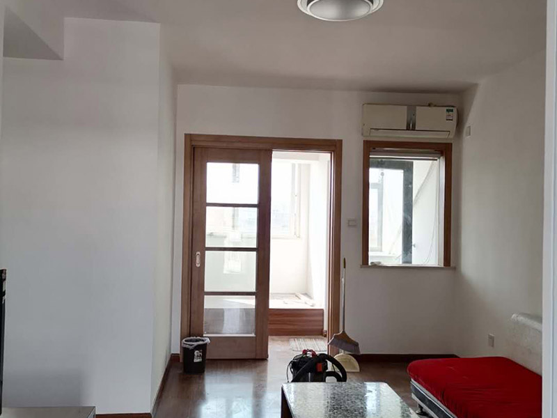 全屋墻面翻新：無法搬移或者不搬移的物品，應(yīng)采用專業(yè)材料和遮蔽保護(hù)膜進(jìn)行現(xiàn)場(chǎng)遮蔽，家里的每一件物品，包括地板、衣柜、電器、燈具、門窗、開關(guān)等，都應(yīng)進(jìn)行保護(hù)，保證施工后依然潔凈如新。 墻面涂刷前，可以使用進(jìn)口的無塵打磨機(jī)進(jìn)行墻面打磨，保證打磨過程中無灰塵，且效率高，注意打磨平整。 根據(jù)制定的方案修復(fù)墻面問題，可以使用高效環(huán)保的鮮呼吸凈味墻面漆、凈味防霉墻面漆等環(huán)保涂料進(jìn)行施工，降低裝修中的甲醛危害，打造健康生活。還可縮短時(shí)間，快速住新家。 涂刷完成后，從整體上對(duì)墻面進(jìn)行部分修補(bǔ)，保證墻面顏色一致，避免出現(xiàn)色差等問題。