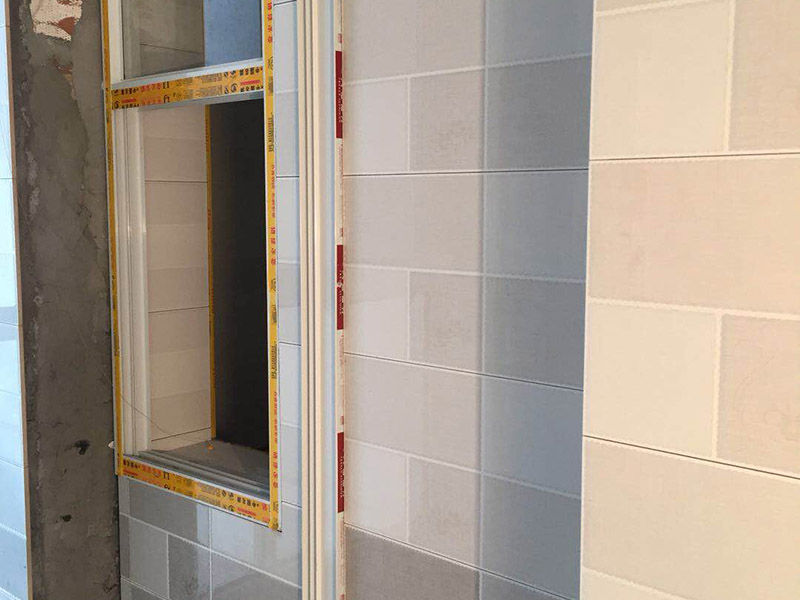 浴室墻磚更換：鋪瓷磚的順序其實(shí)也是有不少講究的，鋪地磚的時(shí)候應(yīng)該從內(nèi)向外貼，遇到坡度或者有地漏的地方，還要注意排水方向找坡；墻面磚的鋪貼應(yīng)該從下向上進(jìn)行。為了最后的鋪貼效果美觀，最底層的瓷磚要最后貼；墻面磚鋪貼結(jié)束以后還要壓地磚。
這里要注意的是，貼瓷磚的時(shí)候不能一面墻貼到頂，否則由于瓷磚較重容易引起脫落。鋪好了地磚盡量不要去踩。