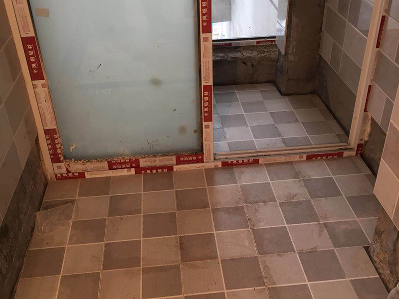 浴室墻磚更換：鋪瓷磚的順序其實(shí)也是有不少講究的，鋪地磚的時(shí)候應(yīng)該從內(nèi)向外貼，遇到坡度或者有地漏的地方，還要注意排水方向找坡；墻面磚的鋪貼應(yīng)該從下向上進(jìn)行。為了最后的鋪貼效果美觀，最底層的瓷磚要最后貼；墻面磚鋪貼結(jié)束以后還要壓地磚。 這里要注意的是，貼瓷磚的時(shí)候不能一面墻貼到頂，否則由于瓷磚較重容易引起脫落。鋪好了地磚盡量不要去踩。