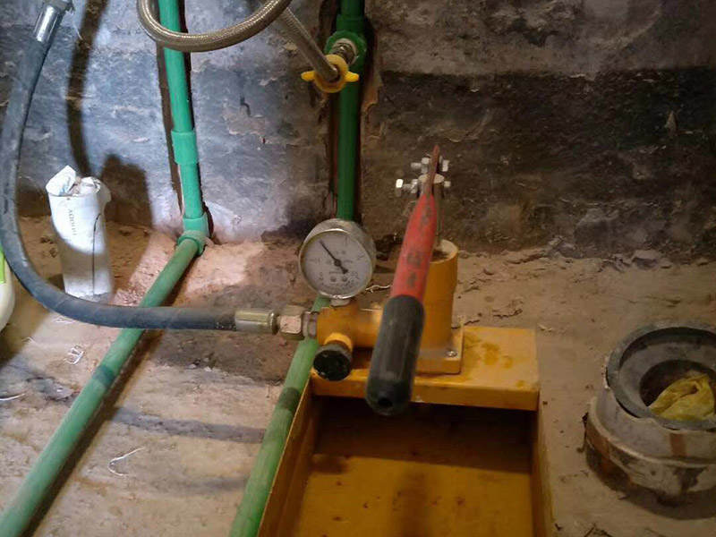 廚房水管打壓測試：1、直至管道內(nèi)充滿水,關(guān)閉排氣孔。2、逐步增加管道壓力(可觀察壓力表),增至到試驗壓力并穩(wěn)壓30min,期間如壓力下降可注水補壓。但不得高于試驗壓力。3、檢查管道接口、配件等處有無滲漏現(xiàn)象。如有滲漏,,應(yīng)中止試壓,查明原因并解決滲漏,再按步驟5進行組織試壓。4、泄壓至最大試驗壓力的50%;5、如果壓力穩(wěn)定在50%的最大工作壓力,甚至有壓力上升現(xiàn)象,表明無滲漏;6、再持續(xù)進行外觀檢查90in,如仍無滲漏,則試壓合格。7、管道長度,根據(jù)實際情況采取,但最長不得長于500m;8、在管道兩端(已焊有PE法蘭盤)配裝密閉法蘭板,中間使用硅膠板作密封。用螺栓緊固,并配置球閥。一端為進水口,一端為出水口(也做排氣孔)。9、在進水口端,應(yīng)安裝上壓力表。