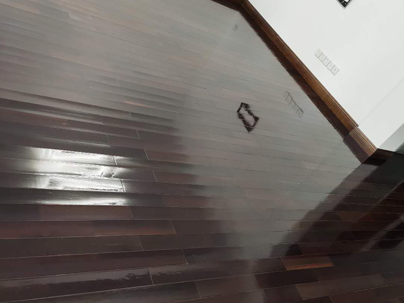 地板保養(yǎng)打蠟：首先不是所有的地板都是有需要打蠟保養(yǎng)的，強(qiáng)化地板就是不需要打蠟的。它是分為了耐磨層、基材層和底層三層結(jié)合成的。表層耐磨層為三氧化二鋁，具有較高的耐磨性和防護(hù)性，因此相對(duì)于實(shí)木等其他地板，強(qiáng)化地板的表層本身保護(hù)比較嚴(yán)實(shí)，不需要&ldquo;多此一舉&rdquo;。 很多人認(rèn)為打蠟時(shí)，越多蠟越好，其實(shí)這個(gè)是很大的誤區(qū)。如果是用蠟過(guò)多，反而因?yàn)榭p隙填滿太多而影響美觀，還有可能會(huì)造成也拋光不勻，直接影響了地板亮度。所以只要用適當(dāng)?shù)挠靡恍┫灳蛪蛄?，而且地板打蠟也不是越頻繁越好，一般實(shí)木地板隔半年打一次即可。