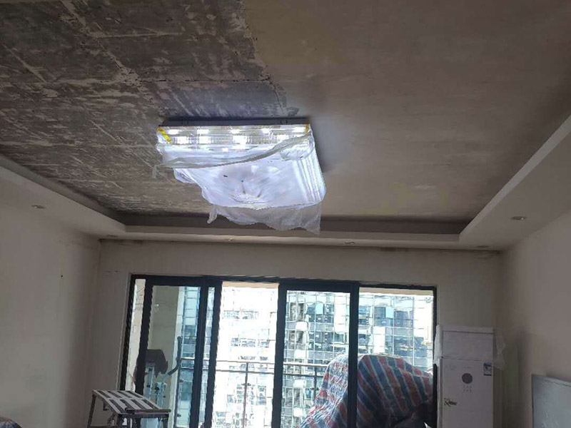 客廳頂面粉刷翻新：首先做基層處理：用膩?zhàn)幼鰤γ婊鶎优健?接著要選擇一款質(zhì)量信得過的乳膠漆底漆。最后進(jìn)行墻布基膜的涂刷。做完這些，就可以在墻面上粘貼喜的壁紙了。 刷基膜的好處還在于以后換壁紙后方便，舊壁紙撕下后，墻面完好。它能滲入基面，使基面更堅固、耐久，同時又不受基面、水分、潮氣及堿性物質(zhì)的影響，不致基面粉化。 水泥墻面也不可以直接刷涂料。即使墻面摸起來十分平滑，如果墻面沒有進(jìn)行處理，直接刷涂料的話以后會出現(xiàn)裂痕、起皮、空鼓的現(xiàn)象。而且直接涂刷涂料，會蓋不住水泥墻的底色。 所以要先在水泥墻面涂刷界面劑，然后再進(jìn)行找平處理，確定墻面的平整度小于4mm。最后在批刮兩遍耐水膩?zhàn)?。批刮完耐水膩?zhàn)又螅鬯⑼苛暇秃?。膩?zhàn)涌梢哉谏w水泥的灰色。