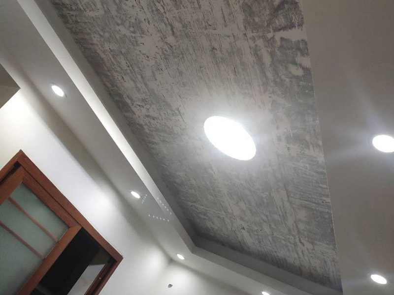 客廳頂面粉刷翻新：首先做基層處理：用膩?zhàn)幼鰤γ婊鶎优健?接著要選擇一款質(zhì)量信得過的乳膠漆底漆。最后進(jìn)行墻布基膜的涂刷。做完這些，就可以在墻面上粘貼喜的壁紙了。 刷基膜的好處還在于以后換壁紙后方便，舊壁紙撕下后，墻面完好。它能滲入基面，使基面更堅固、耐久，同時又不受基面、水分、潮氣及堿性物質(zhì)的影響，不致基面粉化。 水泥墻面也不可以直接刷涂料。即使墻面摸起來十分平滑，如果墻面沒有進(jìn)行處理，直接刷涂料的話以后會出現(xiàn)裂痕、起皮、空鼓的現(xiàn)象。而且直接涂刷涂料，會蓋不住水泥墻的底色。 所以要先在水泥墻面涂刷界面劑，然后再進(jìn)行找平處理，確定墻面的平整度小于4mm。最后在批刮兩遍耐水膩?zhàn)印Ｅ瓮昴退佔(zhàn)又?，粉刷涂料就好。膩?zhàn)涌梢哉谏w水泥的灰色。