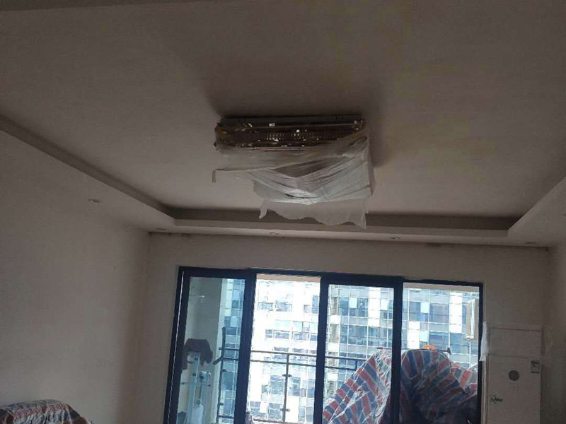 客廳頂面粉刷翻新：首先做基層處理：用膩?zhàn)幼鰤γ婊鶎优健?接著要選擇一款質(zhì)量信得過的乳膠漆底漆。最后進(jìn)行墻布基膜的涂刷。做完這些，就可以在墻面上粘貼喜的壁紙了。 刷基膜的好處還在于以后換壁紙后方便，舊壁紙撕下后，墻面完好。它能滲入基面，使基面更堅固、耐久，同時又不受基面、水分、潮氣及堿性物質(zhì)的影響，不致基面粉化。 水泥墻面也不可以直接刷涂料。即使墻面摸起來十分平滑，如果墻面沒有進(jìn)行處理，直接刷涂料的話以后會出現(xiàn)裂痕、起皮、空鼓的現(xiàn)象。而且直接涂刷涂料，會蓋不住水泥墻的底色。 所以要先在水泥墻面涂刷界面劑，然后再進(jìn)行找平處理，確定墻面的平整度小于4mm。最后在批刮兩遍耐水膩?zhàn)?。批刮完耐水膩?zhàn)又?，粉刷涂料就好。膩?zhàn)涌梢哉谏w水泥的灰色。