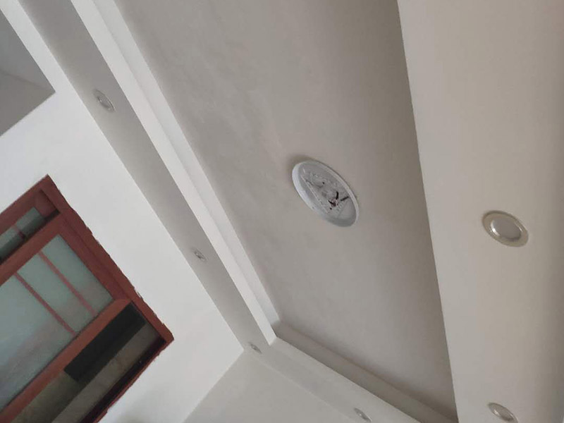 客廳頂面粉刷翻新：首先做基層處理：用膩?zhàn)幼鰤γ婊鶎优健?接著要選擇一款質(zhì)量信得過的乳膠漆底漆。最后進(jìn)行墻布基膜的涂刷。做完這些，就可以在墻面上粘貼喜的壁紙了。 刷基膜的好處還在于以后換壁紙后方便，舊壁紙撕下后，墻面完好。它能滲入基面，使基面更堅固、耐久，同時又不受基面、水分、潮氣及堿性物質(zhì)的影響，不致基面粉化。 水泥墻面也不可以直接刷涂料。即使墻面摸起來十分平滑，如果墻面沒有進(jìn)行處理，直接刷涂料的話以后會出現(xiàn)裂痕、起皮、空鼓的現(xiàn)象。而且直接涂刷涂料，會蓋不住水泥墻的底色。 所以要先在水泥墻面涂刷界面劑，然后再進(jìn)行找平處理，確定墻面的平整度小于4mm。最后在批刮兩遍耐水膩?zhàn)?。批刮完耐水膩?zhàn)又?，粉刷涂料就好。膩?zhàn)涌梢哉谏w水泥的灰色。