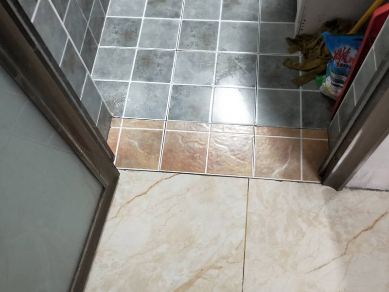 門檻石更換安裝：讓瓦工用切割機沿著大理石的邊口（縫隙）切割，然后用榔頭砸掉，再清除剩下的石材碎片就行了。當兩個空間（例如房間）地面所用的材料質(zhì)地不同時，特別是兩種材料無法互相收口。利用門檻石分別給兩種材料收口（交圈）。這種交圈在施工中的許多地方、許多工種都廣泛運用。比如你說的廚房與外面的房間，由于廚房多數(shù)采用地磚，其他房間則不一定是地磚，可能是地板；而地磚鋪設(shè)到門邊時往往不是整數(shù)（模數(shù)）；假設(shè)地板也是垂直與門的，這樣在兩者之間放置一塊條形石材，既可以將地磚的拼縫遮擋住，也可以遮擋住地板的拼縫。兩種材料之間有一個過度。行話說：&ldquo;交圈了&rdquo;。