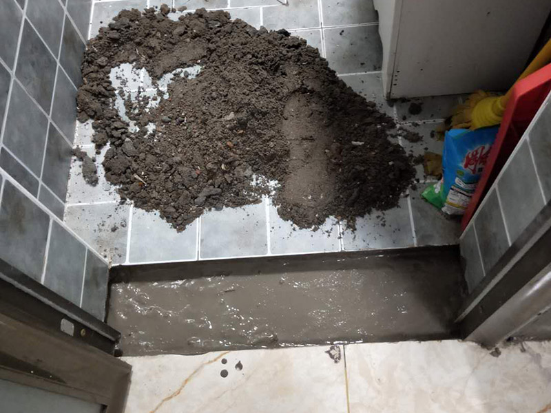 門檻石更換安裝：讓瓦工用切割機沿著大理石的邊口（縫隙）切割，然后用榔頭砸掉，再清除剩下的石材碎片就行了。當兩個空間（例如房間）地面所用的材料質(zhì)地不同時，特別是兩種材料無法互相收口。利用門檻石分別給兩種材料收口（交圈）。這種交圈在施工中的許多地方、許多工種都廣泛運用。比如你說的廚房與外面的房間，由于廚房多數(shù)采用地磚，其他房間則不一定是地磚，可能是地板；而地磚鋪設(shè)到門邊時往往不是整數(shù)（模數(shù)）；假設(shè)地板也是垂直與門的，這樣在兩者之間放置一塊條形石材，既可以將地磚的拼縫遮擋住，也可以遮擋住地板的拼縫。兩種材料之間有一個過度。行話說：&ldquo;交圈了&rdquo;。