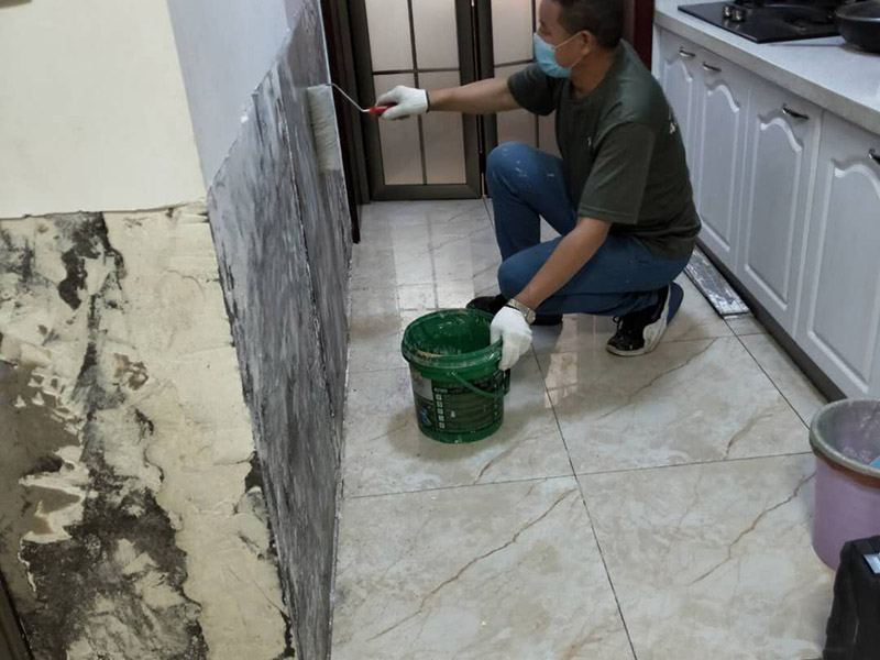 墻裙重新刮膩?zhàn)臃拢何覀冪P墻一般要鏟到抹灰層，然后檢查裂縫，常規(guī)來說，裂縫一般都選用牛皮紙帶或者防裂網(wǎng)格貼住裂縫。貼完之后要用界面劑把墻面基層處理一遍，作用就是讓后刮的膩?zhàn)幽芨玫暮鸵郧暗脑袎γ嬲澈?。刮膩?zhàn)幼詈眠x顆粒細(xì)度較高和質(zhì)地較硬的膩?zhàn)?。刮膩?zhàn)拥臅r候要注意，刮涂的時候要均勻，上一遍施工之后要等這層徹底干透之后才能進(jìn)行下一步的施工。墻面翻新刮膩?zhàn)又缶褪谴蚰?，要對墻面打磨找平，先是用石膏對膩?zhàn)舆M(jìn)行修補(bǔ)然后用砂紙打磨。